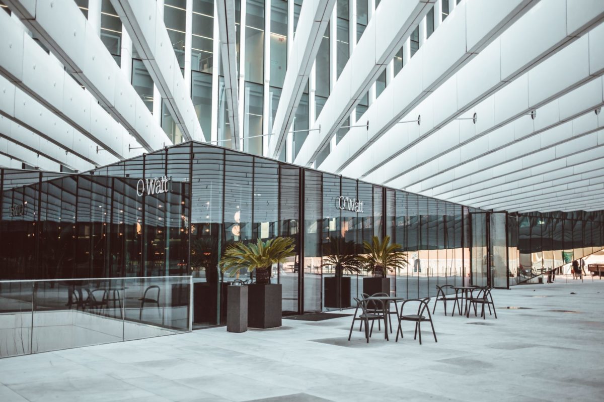 Coffee shop inside a mall with tables and chairs